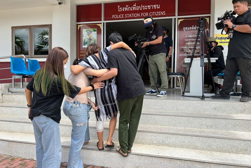 Eine verletzte Frau, unterstützt von ihren Familienangehörigen, kommt zur Polizeiwache Phlu Ta Luang, um eine Aussage zu machen.