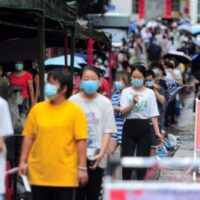 Einwohner und Touristen stehen am 8. August 2022 in Sanya in der südchinesischen Provinz Hainan Schlange, um sich Nukleinsäuretests auf das Coronavirus Covid-19 zu unterziehen. (AFP-Foto)