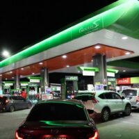 Die Regierung wird eine für August geplante Erhöhung der Kraftstofftarife verschieben, da Beamte nach zusätzlichen Wegen suchen, um die Verbraucher finanziell zu entlasten