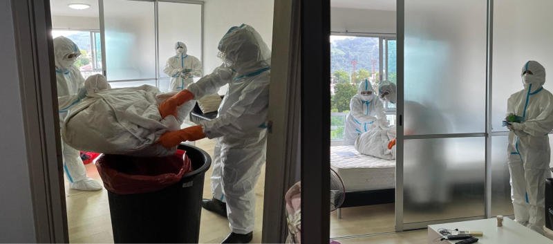 Gesundheitsbeamte der Provinz Phuket reinigen eine Wohnanlage, in der sich am 22. Juli 2022 ein Affenpockenpatient, Thailands erster dokumentierter Fall von Affenpocken, aufgehalten hatte Gesundheitsbeamte der Provinz Phuket reinigen eine Wohnanlage, in der sich am 22. Juli 2022 ein Affenpockenpatient, Thailands erster dokumentierter Fall von Affenpocken, aufgehalten hatte