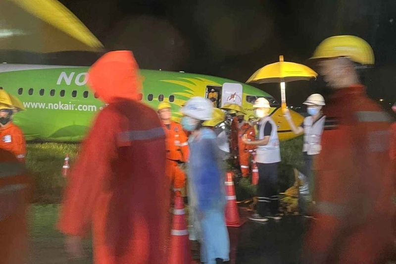 Mitarbeiter des Flughafens Mae Fah Luang helfen Passagieren des abgestürzten Nok Air Flugzeugs am Samstagabend. Passagiere beschwerten sich über den langsamen Evakuierungsprozess Mitarbeiter des Flughafens Mae Fah Luang helfen Passagieren des abgestürzten Nok Air Flugzeugs am Samstagabend. Passagiere beschwerten sich über den langsamen Evakuierungsprozess