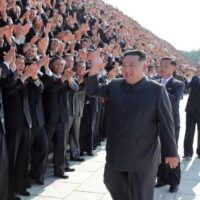Nord Korea hebt das Maskenmandat auf und distanziert sich von den Regeln, nachdem es den COVID-19 Sieg erklärt hat