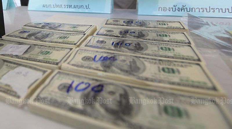 Paar auf frischer Tat in Pathumwan mit 18 Millionen Baht in gefälschten Dollar erwischt