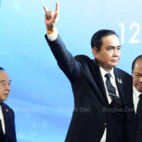 Premierminister Prayuth Chan o-cha zeigt ein „Ich liebe dich“-Schild, als er am 12. Juni 2022 in Bangkok an einem Wasserseminar teilnimmt
