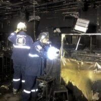 Rettungskräfte sind im Pub Mountain B, nachdem das Feuer am Freitag im Bezirk Sattahip, Chon Buri, gelöscht wurde.