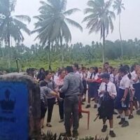 Schüler und Mitarbeiter versammeln sich auf einem offenen Gelände, nachdem am Montag ein Erdbeben der Stärke 6,4 in der Nähe der Mentawai-Inseln in Nord-Sumatra, Indonesien, heimgesucht wurde