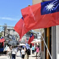 Taiwanesische Flaggen sind zu sehen, als Touristen am 11. August 2022 auf Taiwans Kinmen-Inseln vorbeigehen