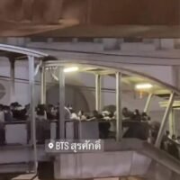 Unfall an der Skytrain-Station nicht durch Fehlfunktion der Rolltreppe, sondern durch Überfüllung verursacht, so die Aussage von BTS Skytrain