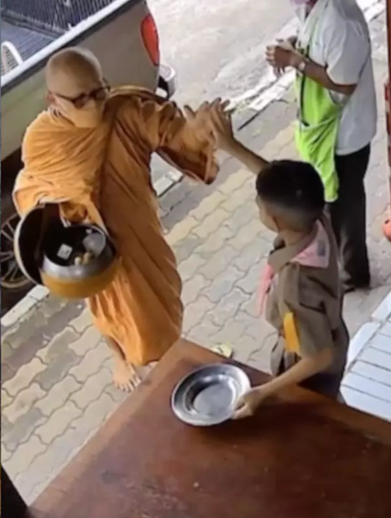 Virales Video - Millionen lachen als kleiner Junge „high fives“ Mönch!