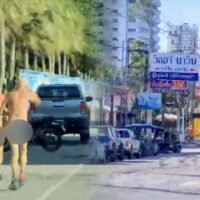 Zwei Männer in Speedos verursachten eine Szene auf der Jomtien Beach Road