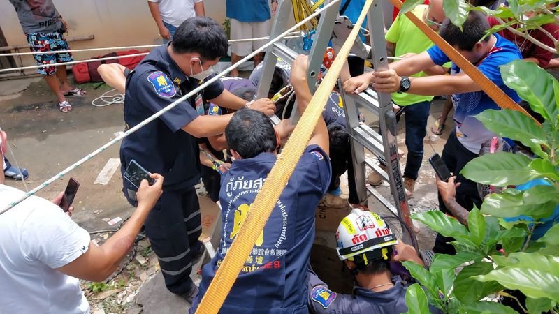 Zwei Männer stürzen in Pattaya in einen tiefen Brunnen, nachdem die Deckung aufgebrochen ist. Einer wurde dabei getötet_02