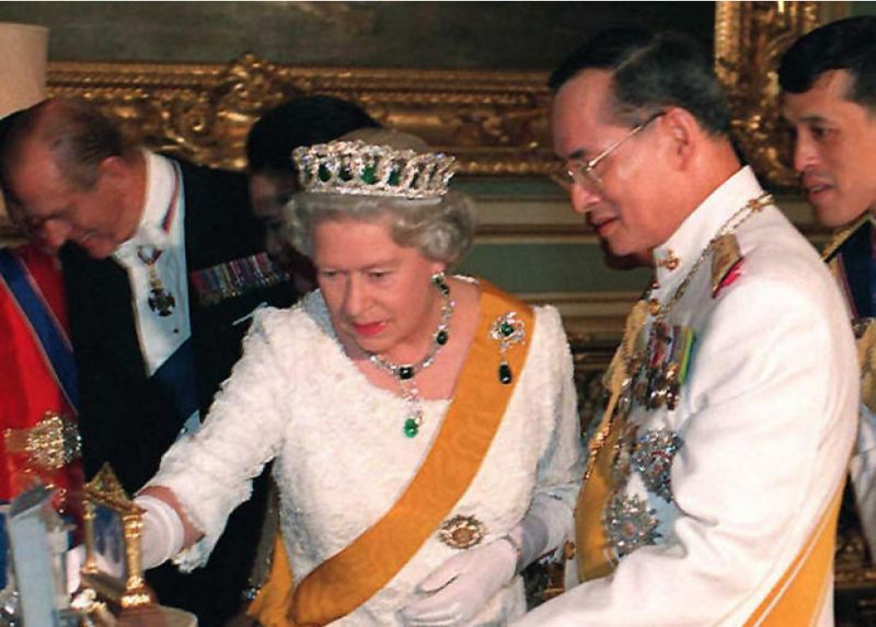 Auf diesem Aktenfoto, das am 28. Oktober 1996 aufgenommen wurde, sieht sich die britische Königin Elizabeth II. Geschenke an,
