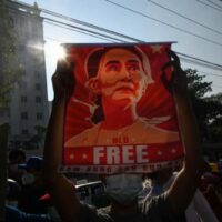 Auf diesem Aktenfoto hält ein Demonstrant ein Plakat mit Aung San Suu Kyi während einer Demonstration gegen den Militärputsch vor der Zentralbank von Myanmar hoch