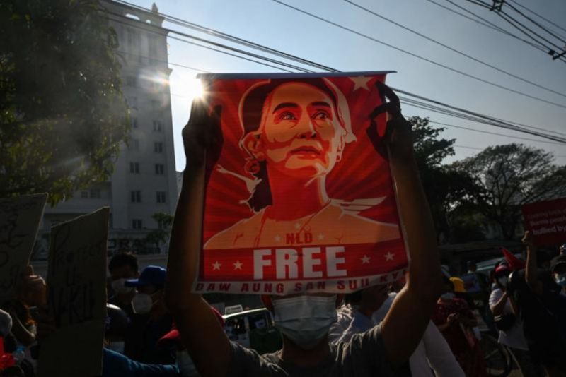 Auf diesem Aktenfoto hält ein Demonstrant ein Plakat mit Aung San Suu Kyi während einer Demonstration gegen den Militärputsch vor der Zentralbank von Myanmar hoch Auf diesem Aktenfoto hält ein Demonstrant ein Plakat mit Aung San Suu Kyi während einer Demonstration gegen den Militärputsch vor der Zentralbank von Myanmar hoch