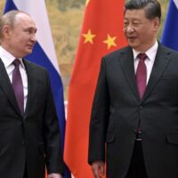 Der chinesische Präsident Xi Jinping (rechts) und der russische Präsident Wladimir Putin posieren am 10. Juni 2018 auf dem Gipfeltreffen der Shanghai Cooperation Organization (SCO) in Qingdao in der ostchinesischen Provinz Shandong für ein Foto.