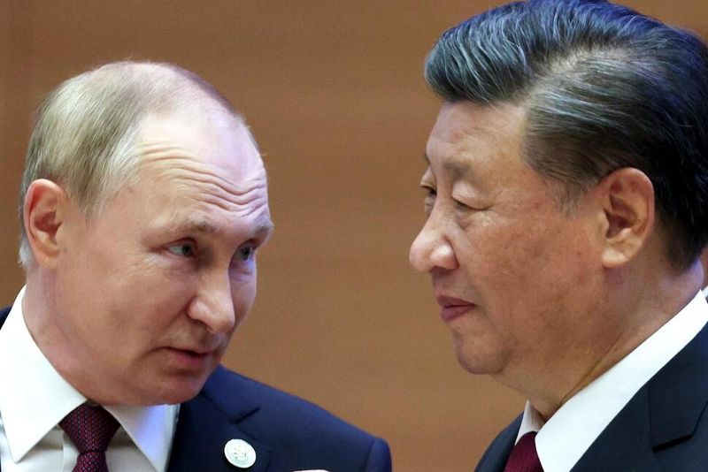 Der russische Präsident Wladimir Putin (links) spricht mit dem chinesischen Präsidenten Xi Jinping während des Gipfeltreffens der Shanghai Cooperation Organization (SCO) in Samarkand, Usbekistan Der russische Präsident Wladimir Putin (links) spricht mit dem chinesischen Präsidenten Xi Jinping während des Gipfeltreffens der Shanghai Cooperation Organization (SCO) in Samarkand, Usbekistan