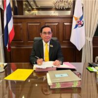 Der suspendierte Premierminister Prayut Chan-o-cha, der auch Verteidigungsminister ist, arbeitet am 26. August in seinem Büro im Verteidigungsministerium in der Sanam Chai Road in Bangkok.