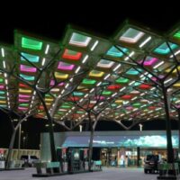 Die ENOC-Tankstelle auf Dubais Expo 2020 projiziert eine helle und farbenfrohe futuristische Atmosphäre