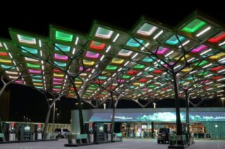 Die ENOC-Tankstelle auf Dubais Expo 2020 projiziert eine helle und farbenfrohe futuristische Atmosphäre