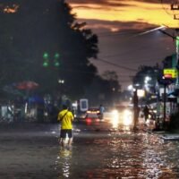 Die Gemeinde Rangsit ist in Evakuierungsalarm, da Kanalüberläufe schwere Überschwemmungen verursachen