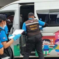 Die Polizei inspiziert einen Schulwagen, in dem Jihun Thongyu, ein 7-jähriger Schüler der Ploenchit-Witthaya-Schule im Bezirk Phan Thong in Chon Buri, tot aufgefunden wurde. TV-Bildschirmaufnahme