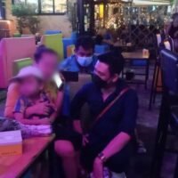 Die Polizei von Pattaya geht gegen mutmaßliches Betteln auf der Straße vor, an dem Minderjährige beteiligt sind