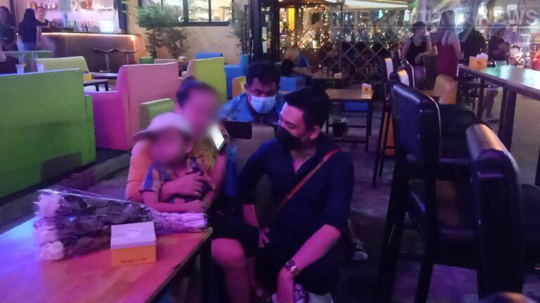 Die Polizei von Pattaya geht gegen mutmaßliches Betteln auf der Straße vor, an dem Minderjährige beteiligt sind