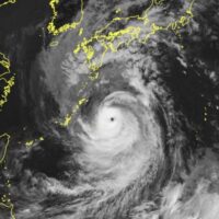 Dieses Handout-Foto, das am 17. September 2022 von der Japan Meteorological Agency aufgenommen und veröffentlicht wurde, zeigt Satellitenbilder, die den Taifun Nanmadol