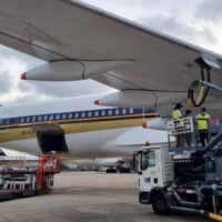 Ein Flugzeug von Singapore Airlines wird im Juli dieses Jahres auf dem Rollfeld des Flughafens Changi in Singapur betankt.