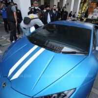 Ein Lamborghini, der während der Festnahme des Forex-3D-Chefs Apiruk Kothi in einer Eigentumswohnung im Stadtteil Thong Lor in Bangkok beschlagnahmt wurde