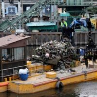 Ein Lastkahn sammelt Müll aus einem Kanal, um zu verhindern, dass er die Wasserpumpstation in Phra Khanong, der größten Anlage dieser Art in Bangkok, verstopft