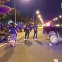 Ein Polizeileutnant fuhr am Mittwochabend in Buriram mit seinem Pickup in fünf Motorräder, wobei ein Mensch getötet und drei Menschen verletzt wurden