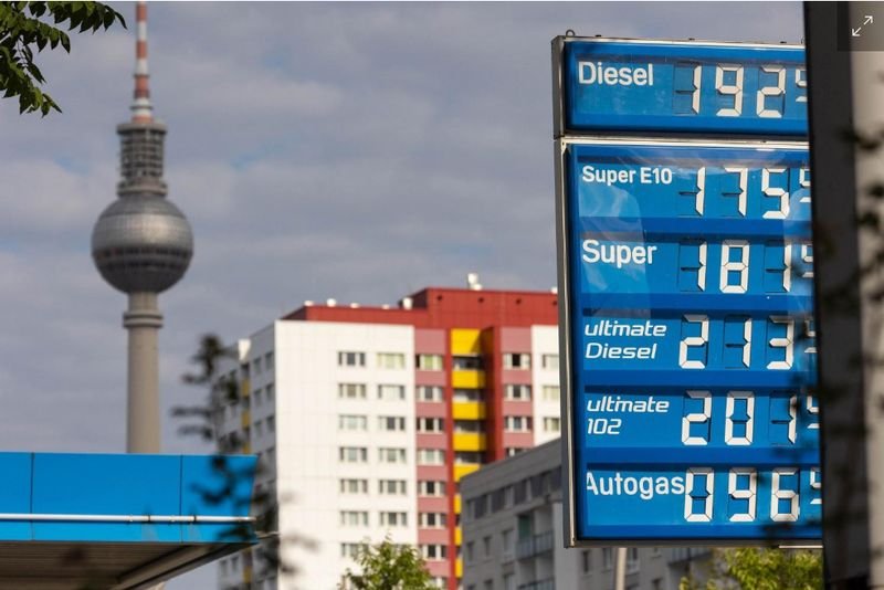 Ein Spritpreisschild an einer Tankstelle im Zentrum von Berlin, Deutschland, Hohe Energiepreise werden voraussichtlich weiterhin finanzielle Probleme für Hersteller und Haushalte verursachen Ein Spritpreisschild an einer Tankstelle im Zentrum von Berlin, Deutschland, Hohe Energiepreise werden voraussichtlich weiterhin finanzielle Probleme für Hersteller und Haushalte verursachen