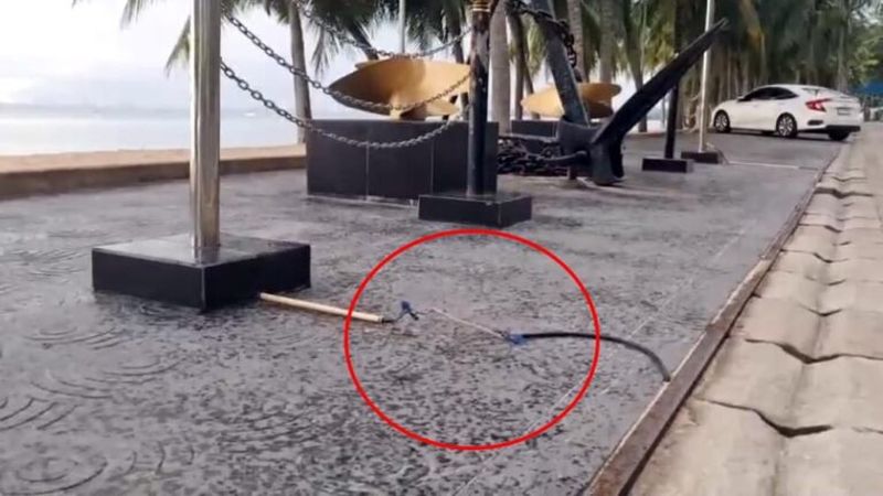 Ein dreijähriges Kind erleidet einen schweren Stromschlag, nachdem es am Strand von Bang Saray eine Metallkette berührt hat Ein dreijähriges Kind erleidet einen schweren Stromschlag, nachdem es am Strand von Bang Saray eine Metallkette berührt hat