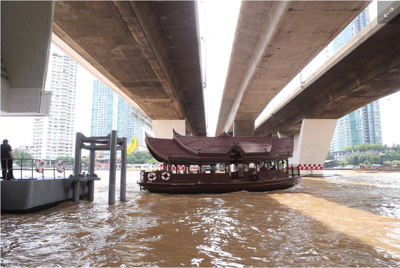 Eine Fähre überquert am Donnerstag den Fluss Chao Phraya vom Sathorn Pier unterhalb der Taksin-Brücke in Bangkok Eine Fähre überquert am Donnerstag den Fluss Chao Phraya vom Sathorn Pier unterhalb der Taksin-Brücke in Bangkok