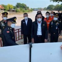 General Prayuth , als Verteidigungsminister, wird am Freitag von hochrangigen Offizieren neben dem Fluss Chao Phraya im Wat Kasatrathirat Worawihan im Bezirk Phra Nakhon Sri Ayutthaya informiert.