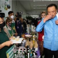 Gesundheitsministerin Anutin Charnvirakul (rechts) probiert im Juli ein mit Cannabis angereichertes Produkt im Gesundheitsministerium in der Provinz Nonthaburi aus.