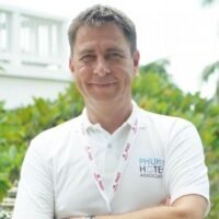 Herr Courage wies darauf hin, dass Phuket ein Ziel ist, das Reisende aus vielen Städten direkt anfliegen können.