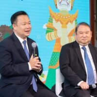 Herr Yutthasak, links, und Herr Puttipong bei dem Seminar, das von der Tourismusbehörde von Thailand in der TAT-Zentrale organisiert wurde.