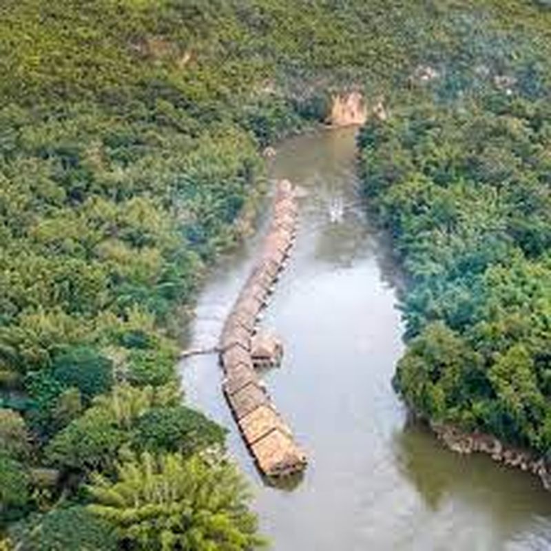 Hier in Thailand haben wir das River Kwai Jungle Rafts Floating Hotel. Alle schwimmenden Zimmer befinden sich in einer schwimmenden Bambushütte
