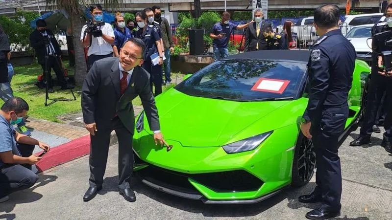 Justizminister Somsak Thepsutin zeigt auf das Lamborghini-Logo eines der 26 gestohlenen Luxusautos, die DSI gefunden hat. Justizminister Somsak Thepsutin zeigt auf das Lamborghini-Logo eines der 26 gestohlenen Luxusautos, die DSI gefunden hat.