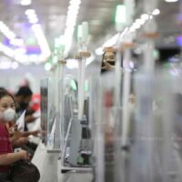 Menschen suchen am 15. September an der Bang Sue Grand Station in Bangkok nach einer Covid-19-Impfung