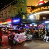 Nachtunterhaltungsmöglichkeiten auf der Soi Nana in Bangkok. Der Gouverneur sagt, eine seiner Missionen sei es, nächtliche Aktivitäten zu erleichtern.