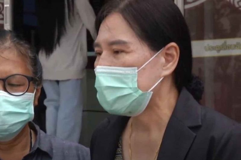 Nitaya Rungsathit, rechts, spricht am Montag nach der zweiten Gesprächsrunde mit Vertretern der Universität Khon Kaen und mit Reportern auf der Polizeiwache Muang in Khon