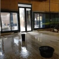 Noch immer sickert Wasser durch das Dach des neuen 12 Milliarden Baht teuren Parlamentsgebäudes in Thailand