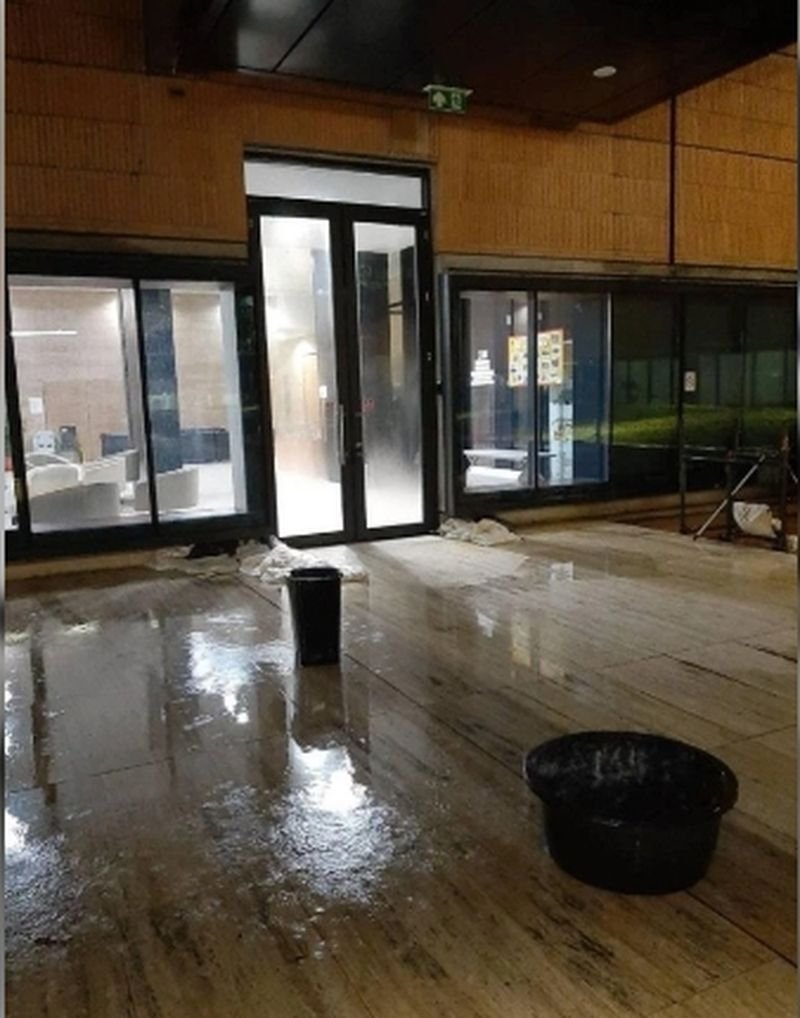 Noch immer sickert Wasser durch das Dach des neuen 12 Milliarden Baht teuren Parlamentsgebäudes in Thailand