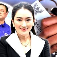 Paetongtarn Shinawatra (Mitte) behielt die Unterstützung von 21,6 % der Befragten gegenüber 25,28 % im Juni bei, wobei die Oppositionsparteien seither ebenfalls um über 12 % zurückgegangen sind