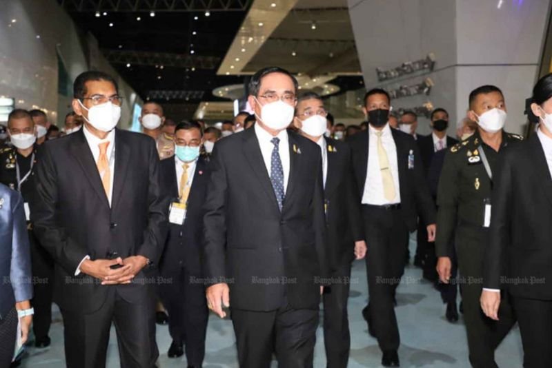 Prayuth arbeitet nun in seiner gleichzeitigen Funktion als Verteidigungsminister, während General Prawit bis zur Entscheidung des Gerichts als amtierender Premierminister fungiert