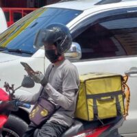 Sollte die thailändische Regierung die Nutzung von Handys für Motorradfahrer verbieten?