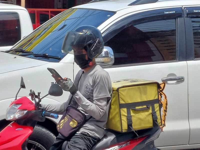 Sollte die thailändische Regierung die Nutzung von Handys für Motorradfahrer verbieten?